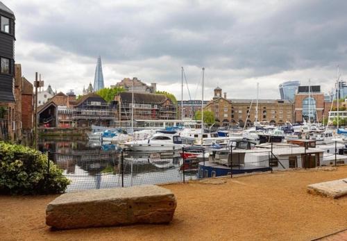 Tower Hill Apartment | Amazing Marina-Overlooking 1Bed