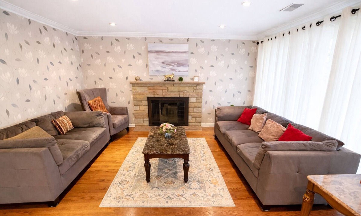Northbrook House | Amazing Mid-Term Rental Entire Home In Glenview