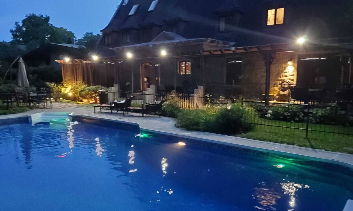 Cartierville Villa | Amazing Montreal 8BR Suites House, Parc Access, Waterview, SPA & Pool