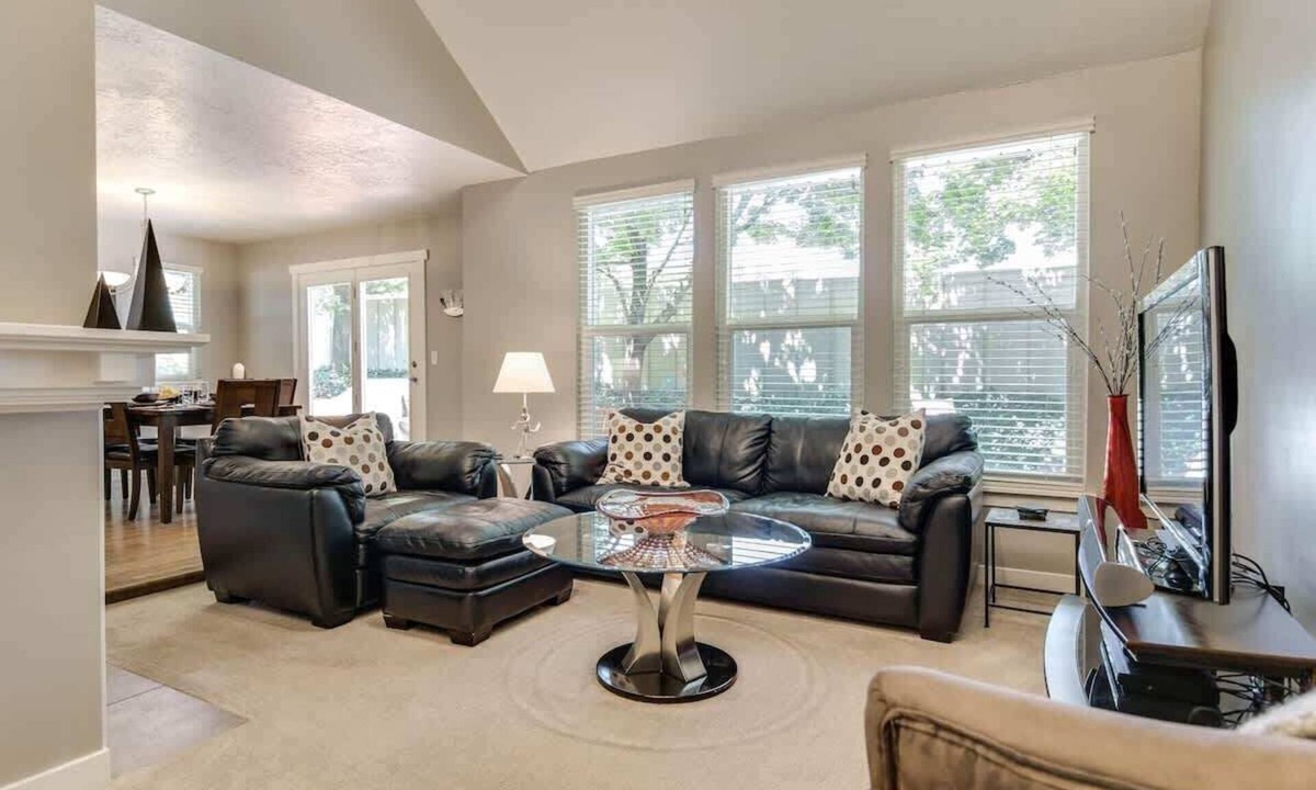 Cottonwood Heights Condo | Amazing Mtn Location *Hot Tub *Fireplace *Foosball