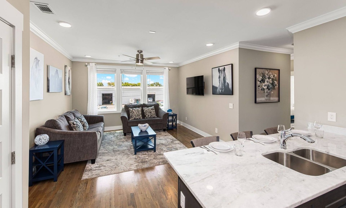 The Nations House | Amazing Reviews-Great Location-Minutes To Downtown!