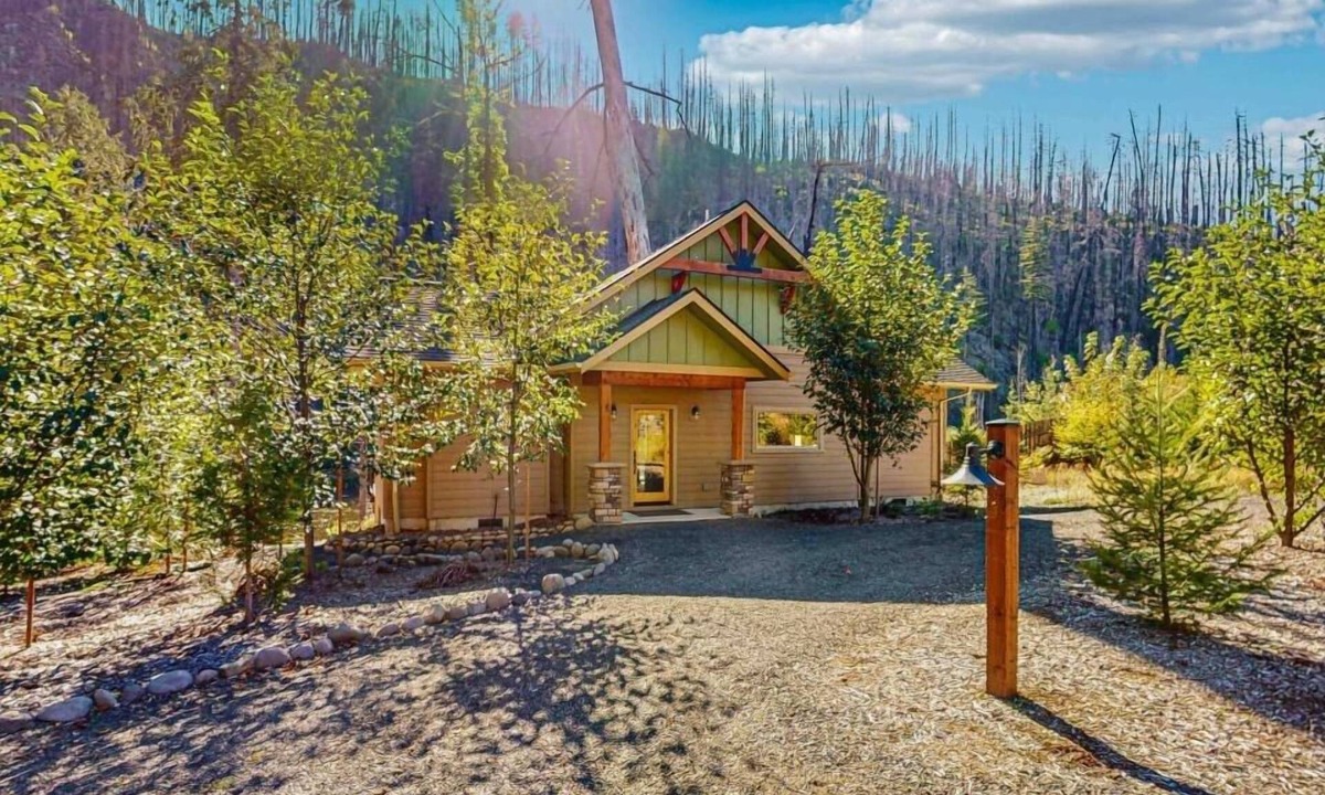 Vida Hotel | Amazing riverfront cabin with views, deck, firepit, & grill - dog-friendly