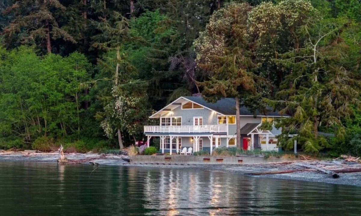 Rollingbay House | Amazing Seattle view beachfront 4 bedroom/3 bath
