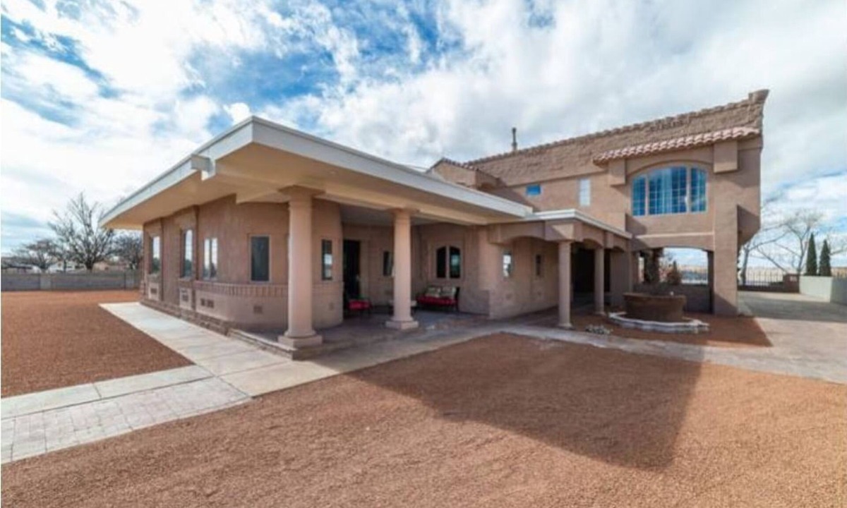 Los Lunas House | Amazing Spacious Castle House!