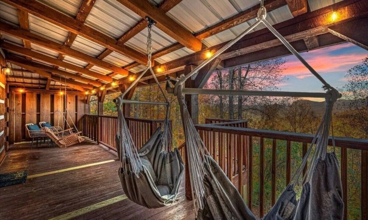 Townsend Cabin | Amazing Spring View! Pool, King Bed, Hot Tub, Xbox