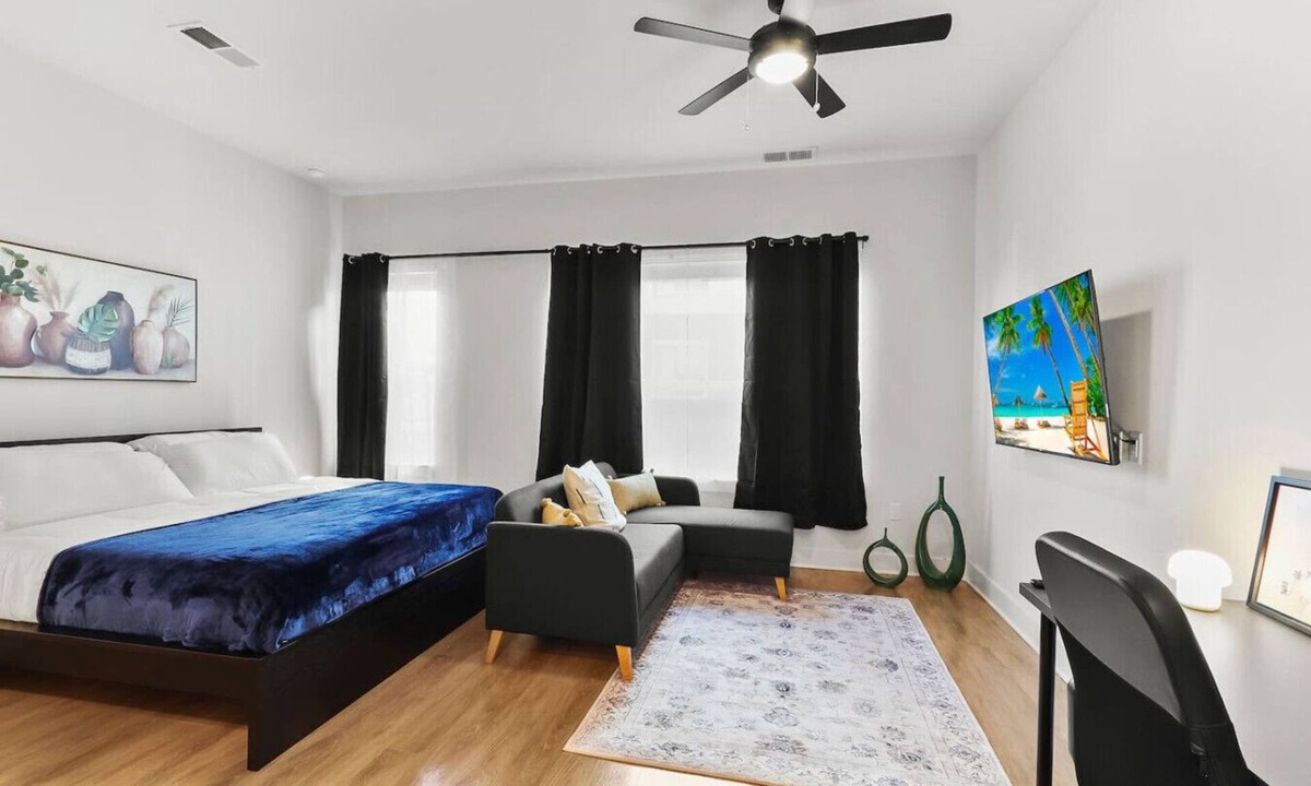 North Hyde Park Apartment | Amazing Studio | King Suite | Pool & Gym!