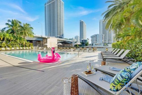 Hallandale Beach Hotel | Amazing Studio with Balcony & Pool