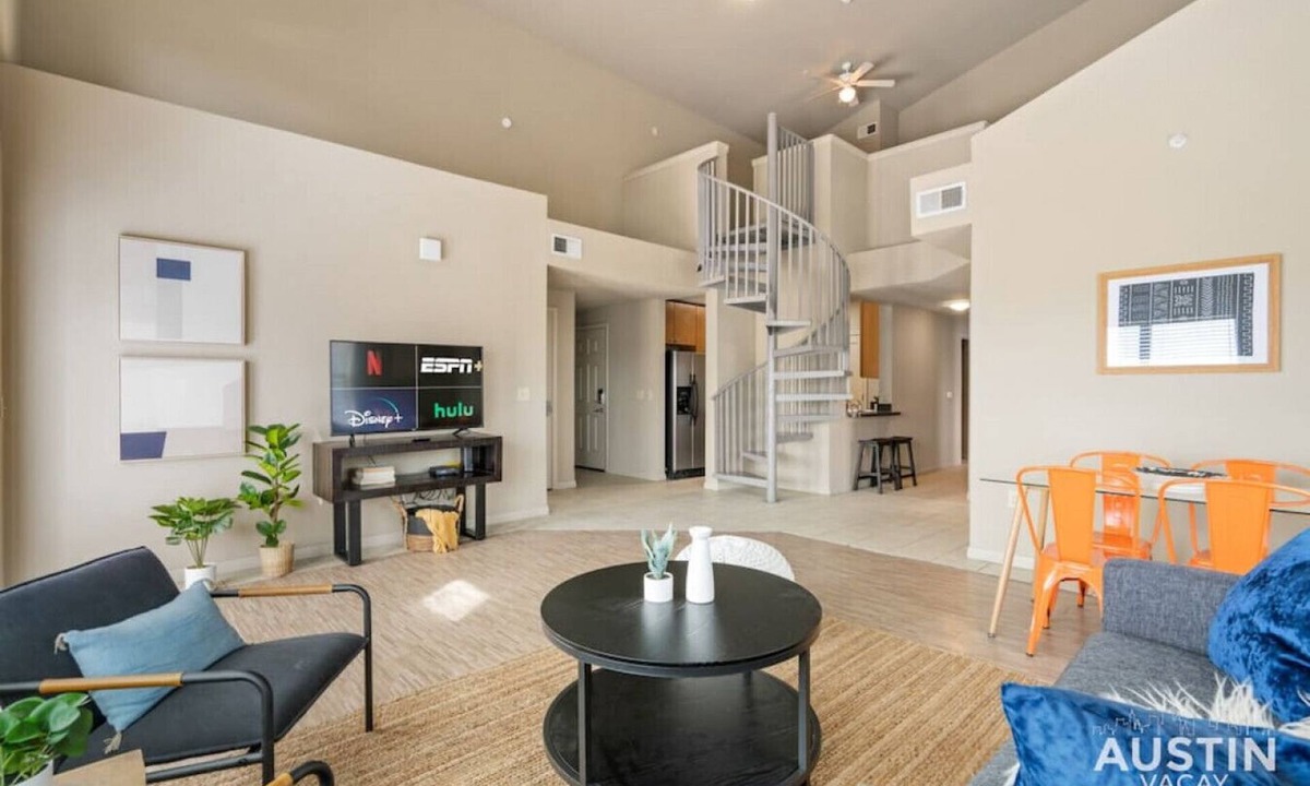 The Drag Apartment | Amazing Sunset Views from W Campus Loft Style Apt