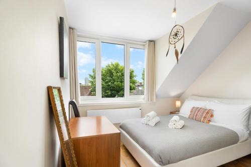 Sands End Apartment | Amazing Top Floor Flat with Nice View