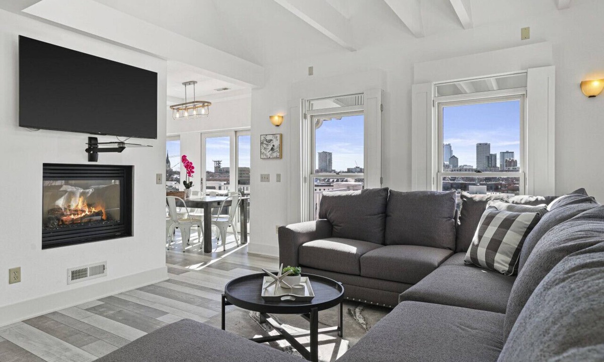 Milwaukee Villa | Amazing view, Modern Space