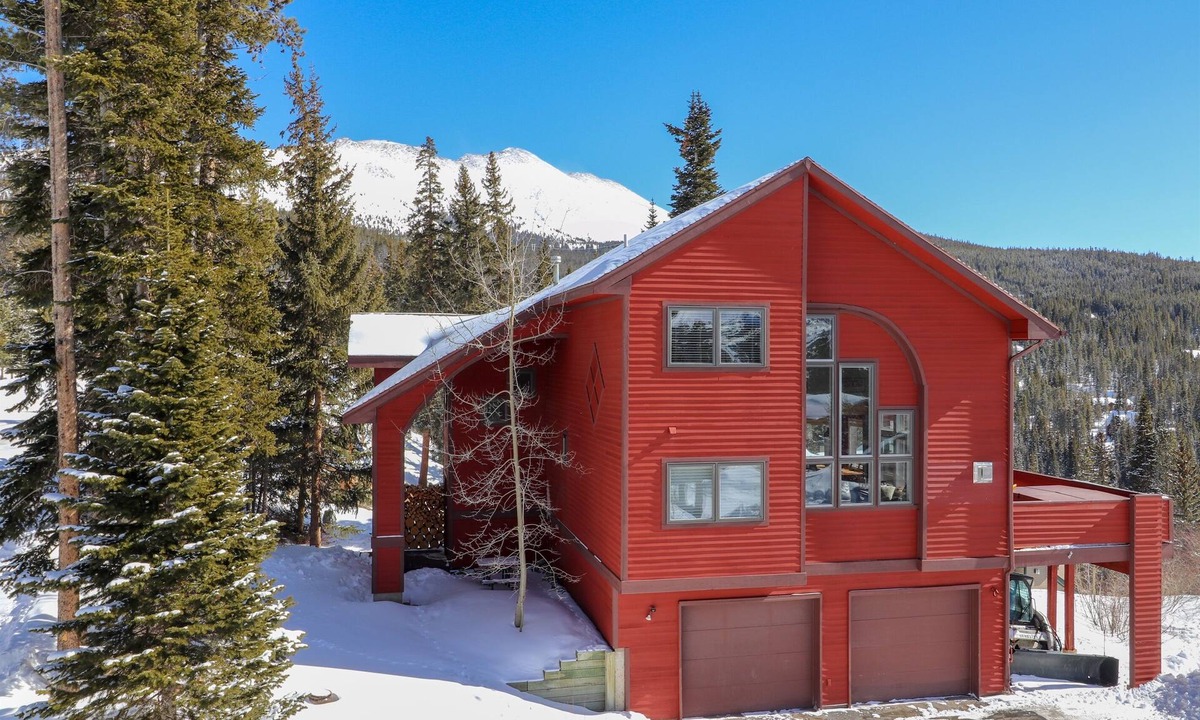 Baldy Mountain House | Amazing Views. Fireplace. 75" TV. On Bus Route.