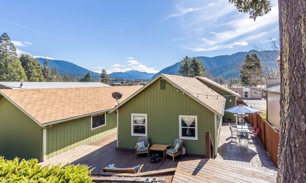 Oakridge House | Amazing views - Steps from Brew Pub.