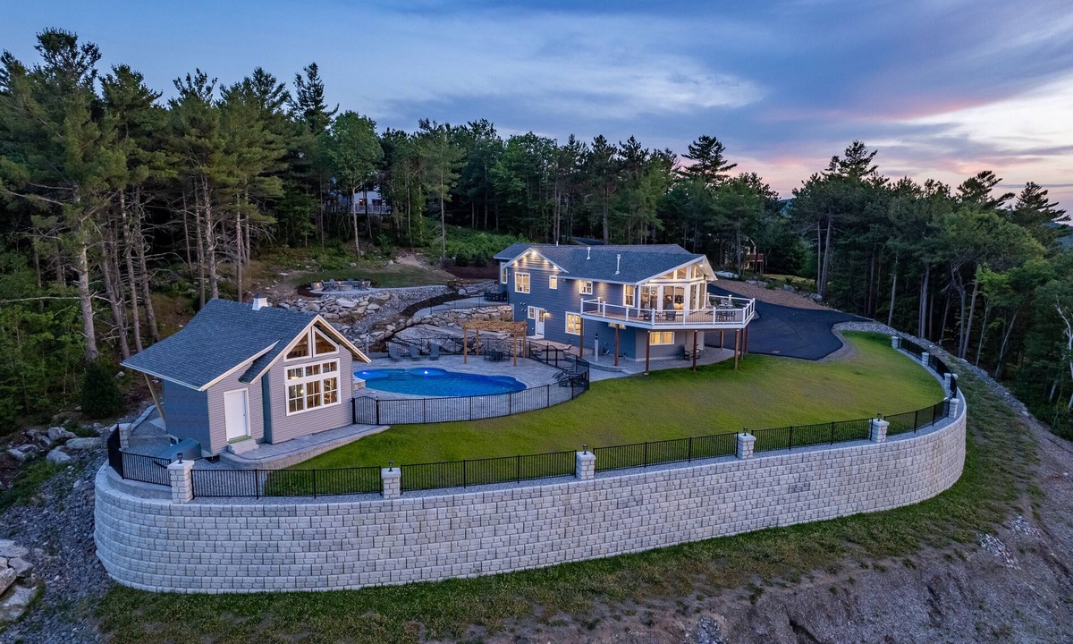 Gilford House | AMAZING WINNIPESAUKEE VIEWS Heated Pool Hot Tub AUGUST 22ND WEEK SPECIAL
