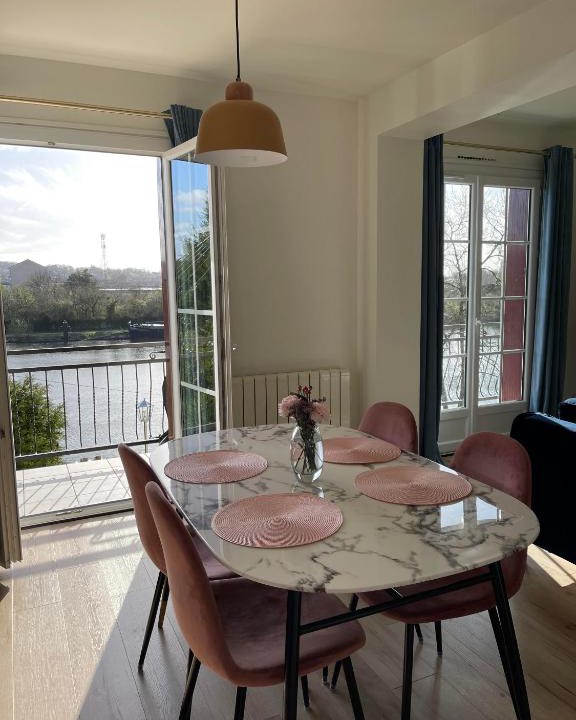 Thomery Apartment | Ambiance Seine, appartement surplombant la Seine -51 M2, Anémone-