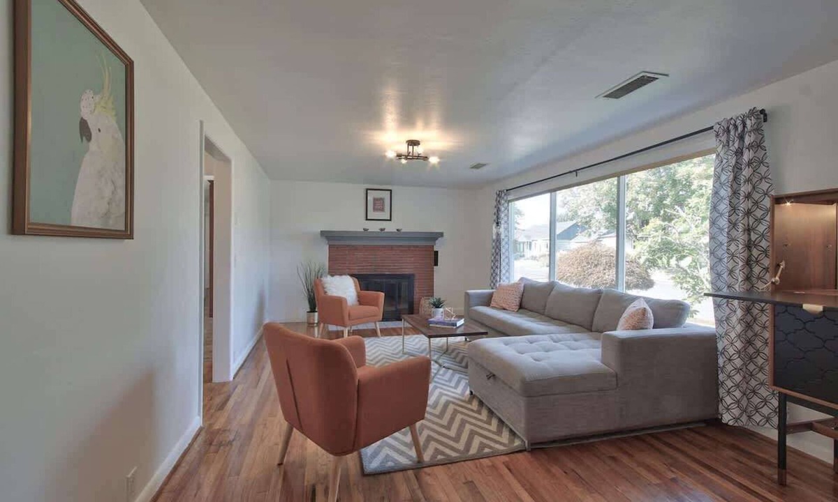 McMinnville House | Ambrosia - Mid Century Near 3rd St, Pet-friendly