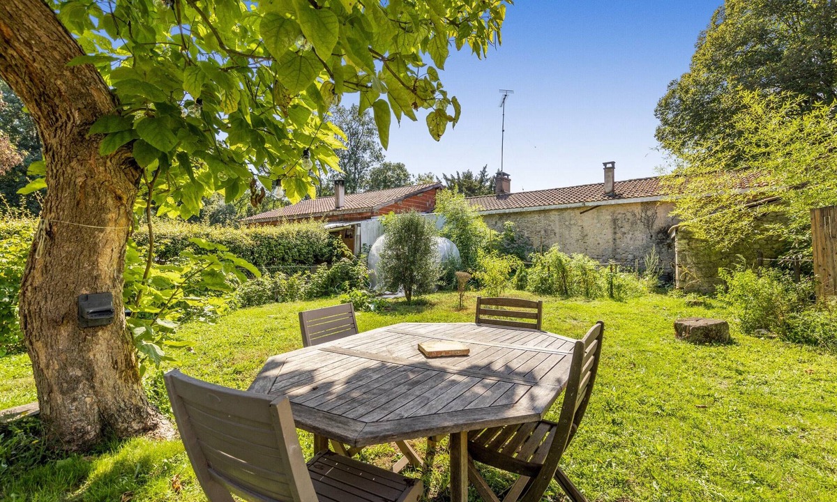 Saint-Germain-dEsteuil House | Amélie's House with Terrace, Garden and Wi-Fi