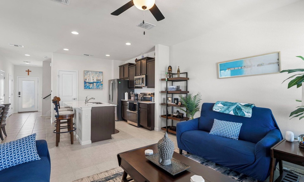 Manor House | Amenities of Austin minutes from Austin Bergstrom!