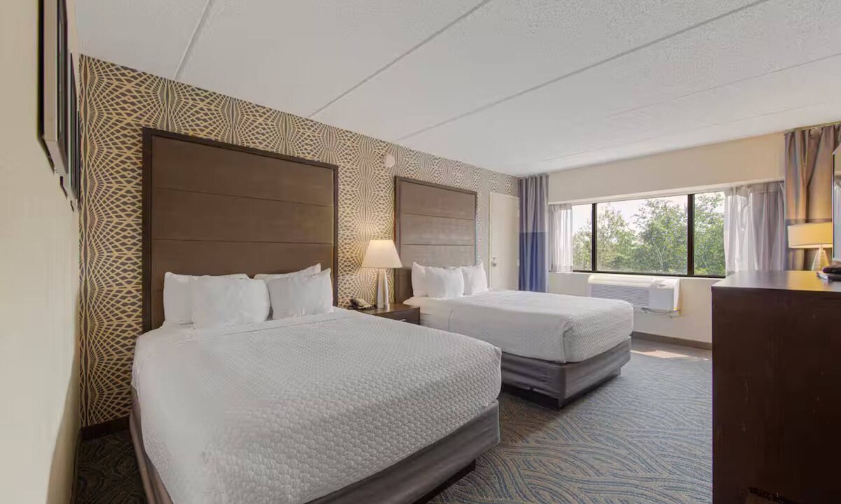 South Loop Hotel | Amenity Rich Double Queen Suite