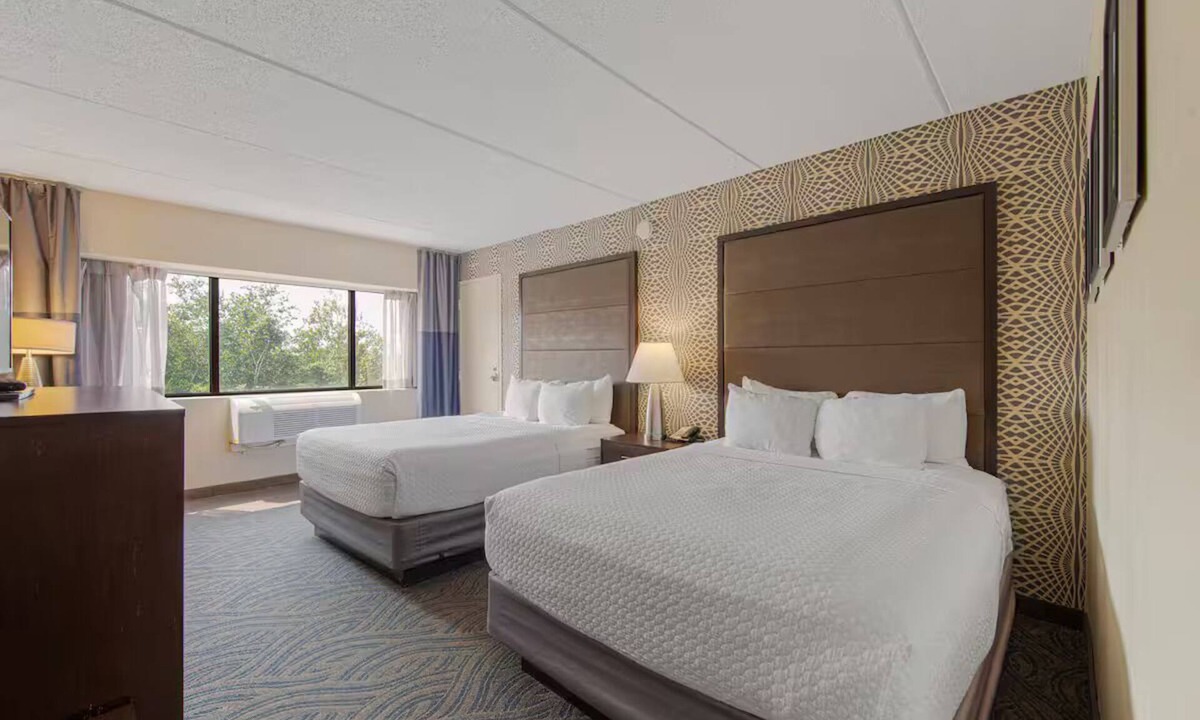 South Loop Hotel | Amenity Rich Double Queen Suite