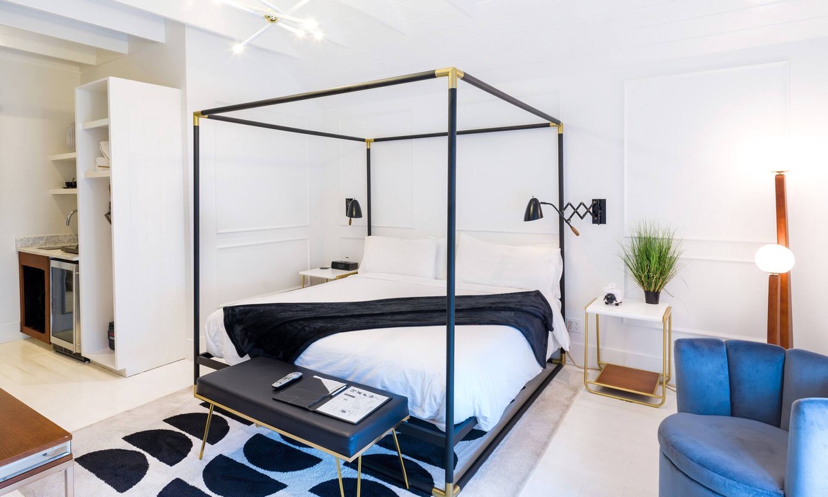 Greenport Hotel | American Beech - Deluxe King 5