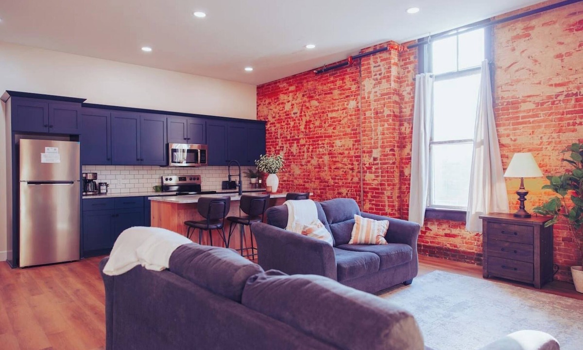 Millersburg Apartment | American Hall Clay St. Suite