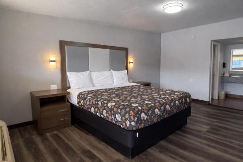 Paris Hotel | American Inn & Suites