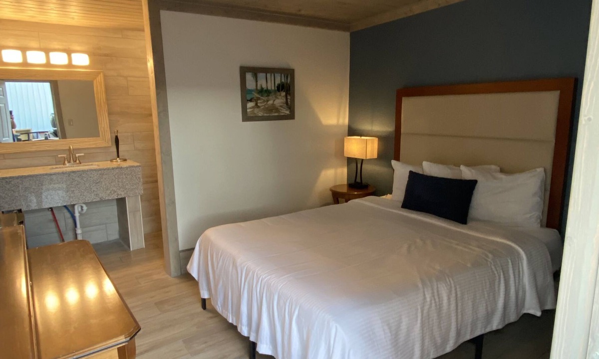 Northwest Pensacola Hotel | American Inn
