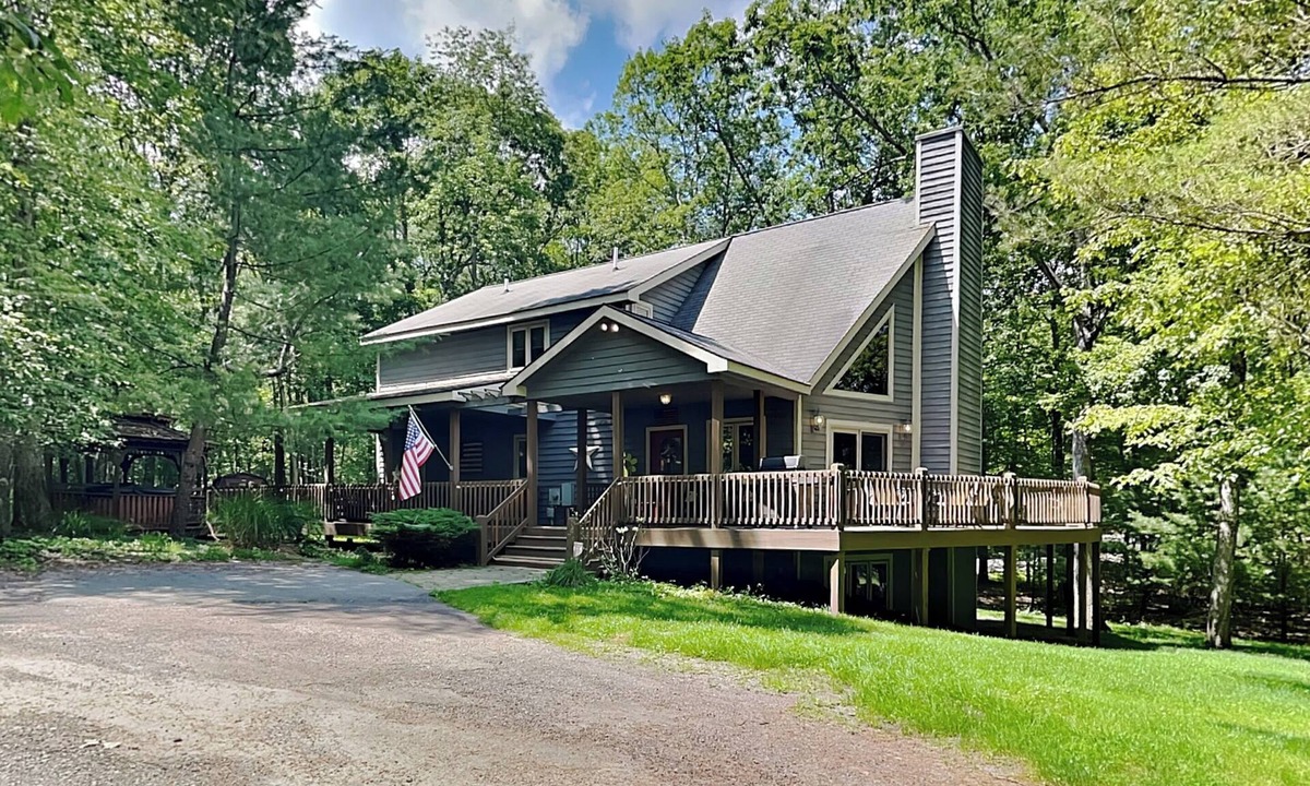 Blakeslee House | American Pride | Dog Friendly, Dock Slip, Hot Tub
