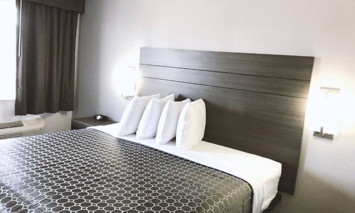 Arena District Hotel | Americas Best Value Inn & Suites San Antonio Arena District