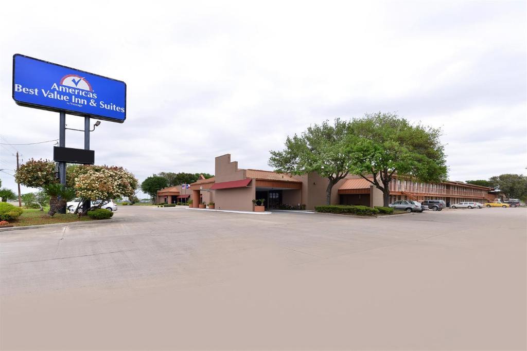 Victoria Hotel | Americas Best Value Inn and Suites Victoria