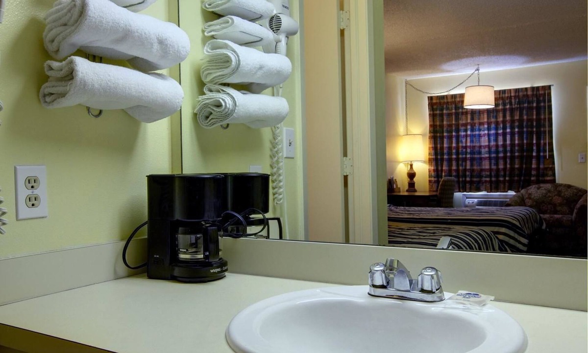 Comanche Hotel | Americas Best Value Inn Comanche