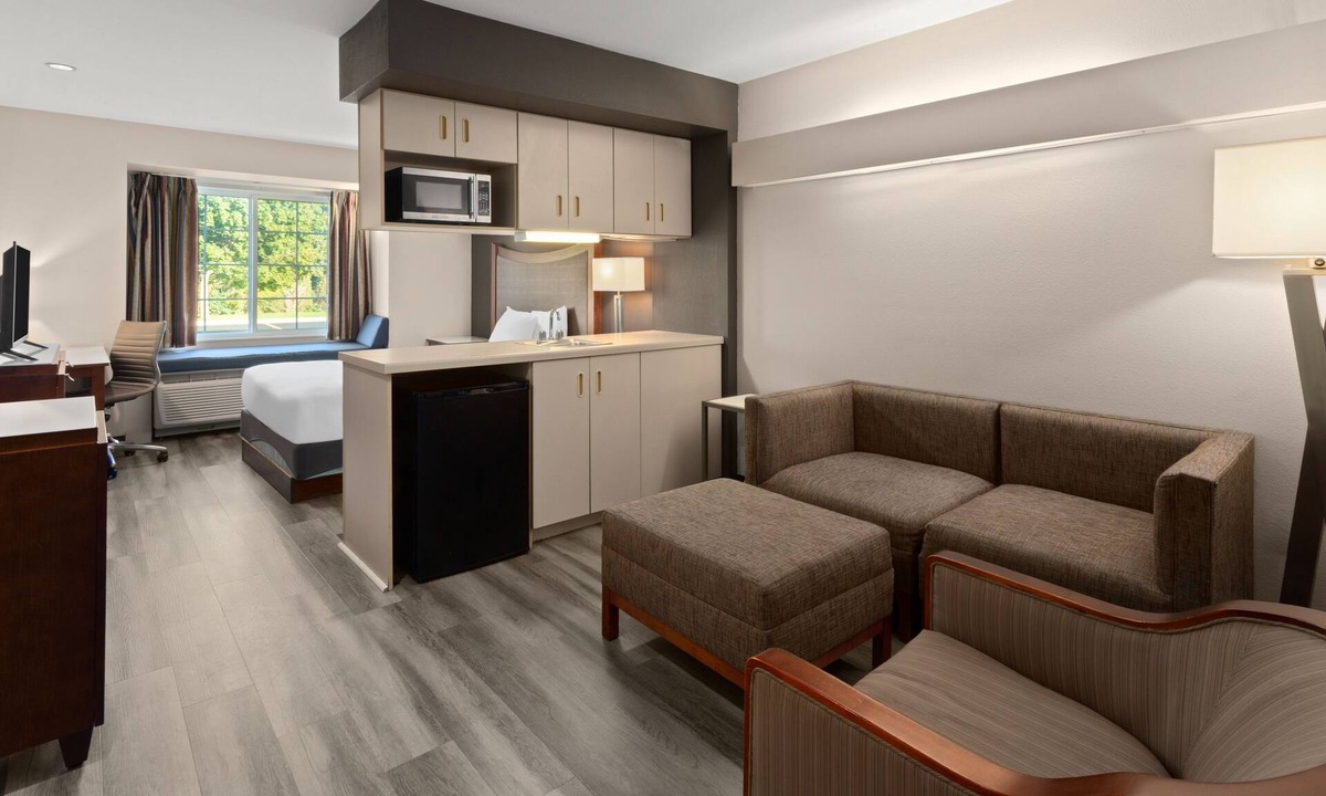 Mount Pleasant Hotel | Americas Best Value Inn & Suites Racine