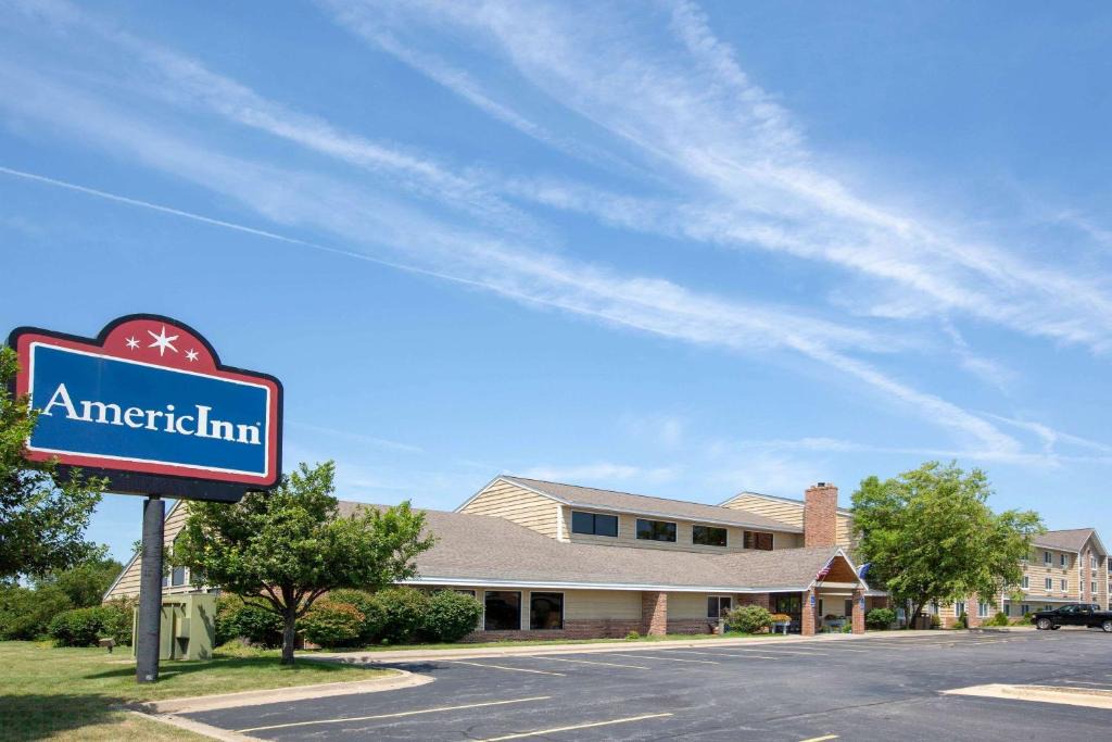 Oakdale Hotel | AmericInn by Wyndham Coralville