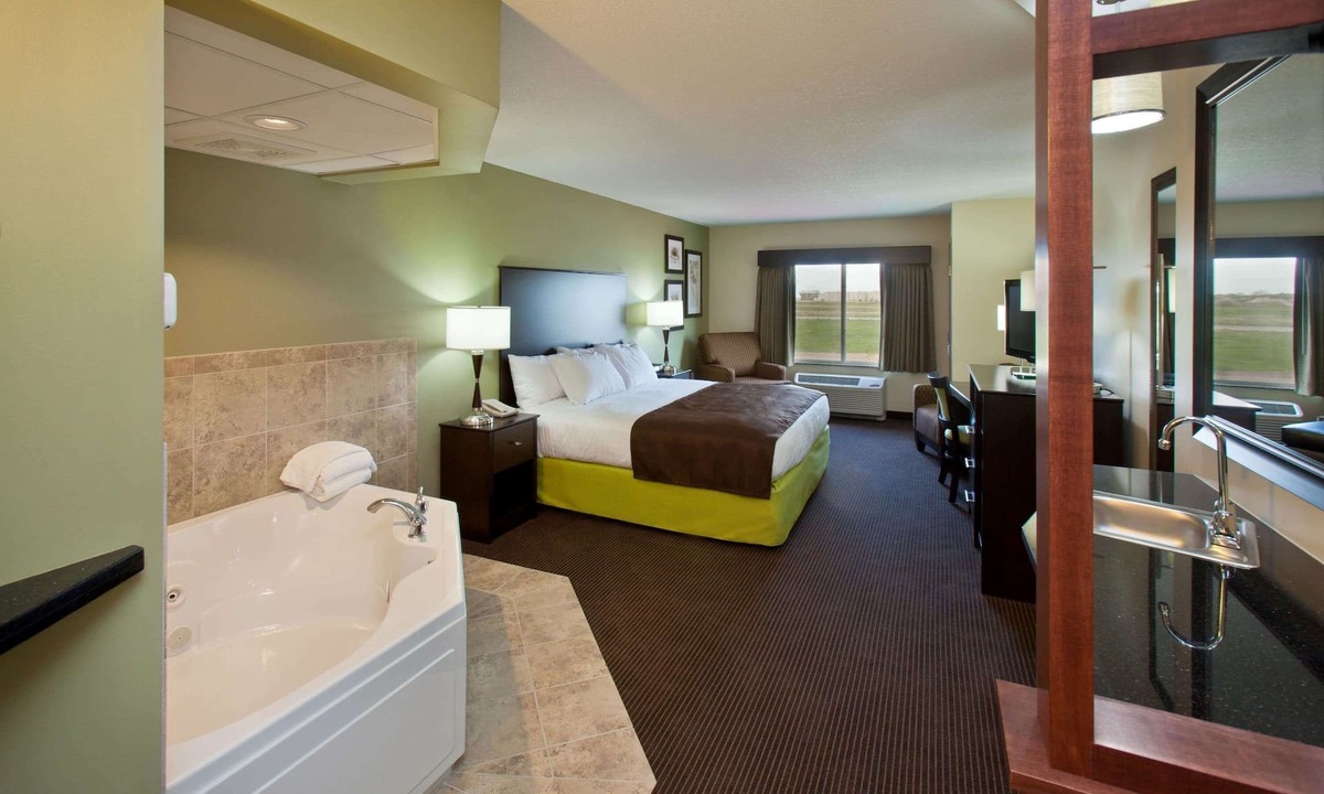 Fairfield Hotel | AmericInn by Wyndham Fairfield