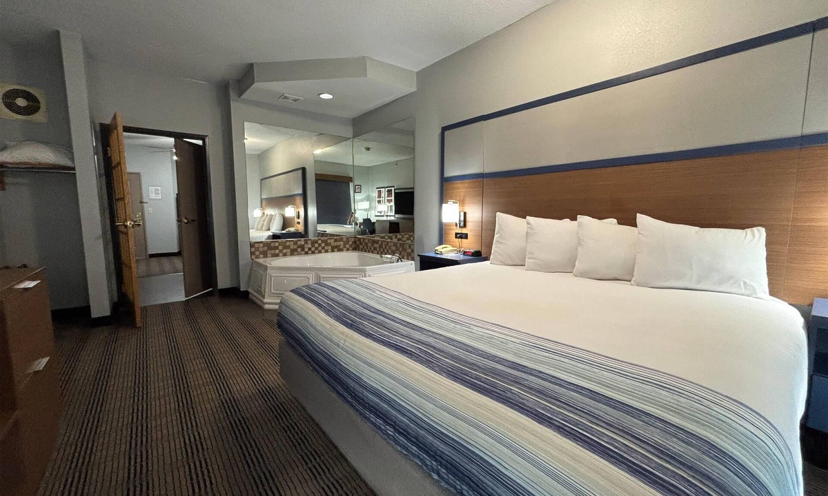 Galesburg Hotel | AmericInn by Wyndham Galesburg
