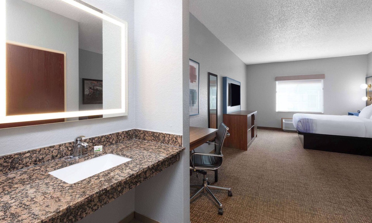 Grinnell Hotel | AmericInn by Wyndham Grinnell