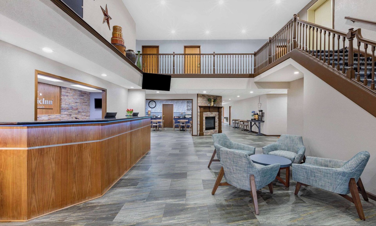 Pella Hotel | AmericInn by Wyndham Pella