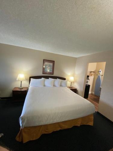 Brookings Hotel | AmeriCoast Inn
