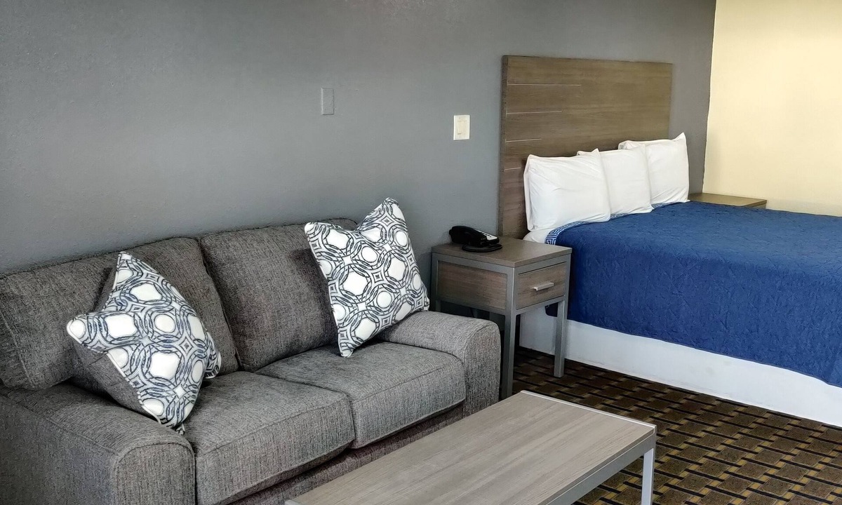 West Orange Hotel | AmeriStay Inn &Suites
