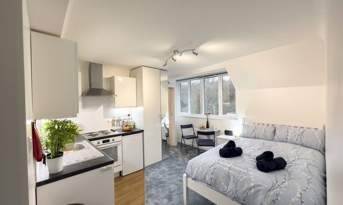 Amersham Apartment | Amersham Station Road Studio - Pass the Keys