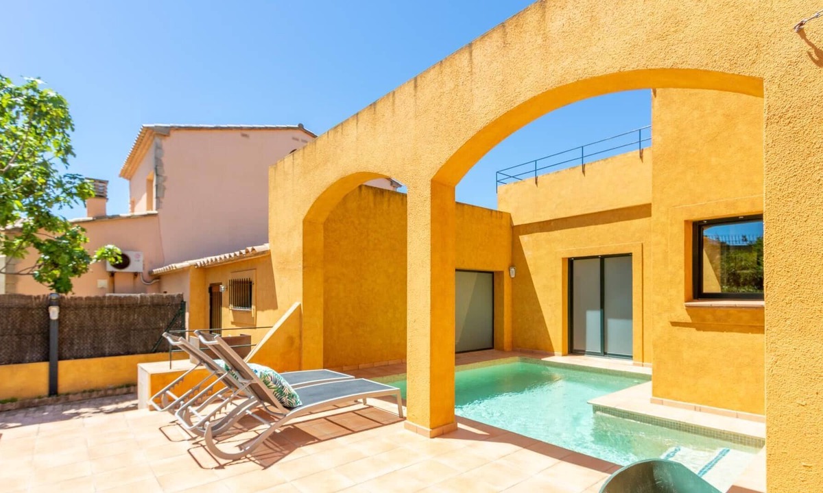 Sant Pere Pescador Ski Chalet | Amfora 63 Garden, integrated pool, barbecue, wi-fi, garage