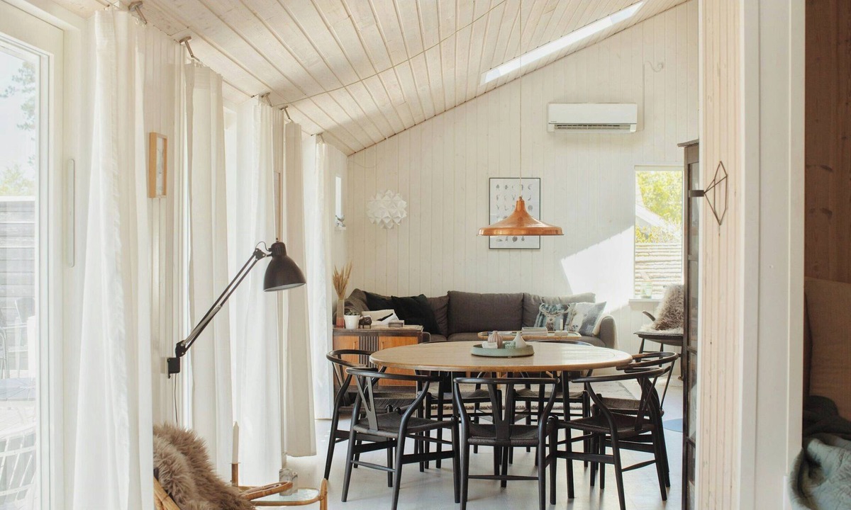 Hoeve Strand House | Amid heather near the sea lies Beach Hut
