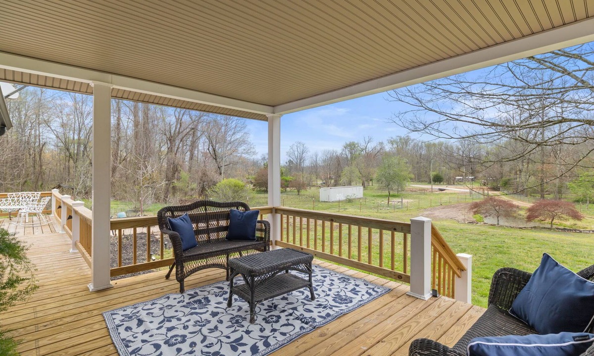 Lawrenceburg House | Amish Area+Hot Tub+Creek+2 Kings+10 acres+Pets