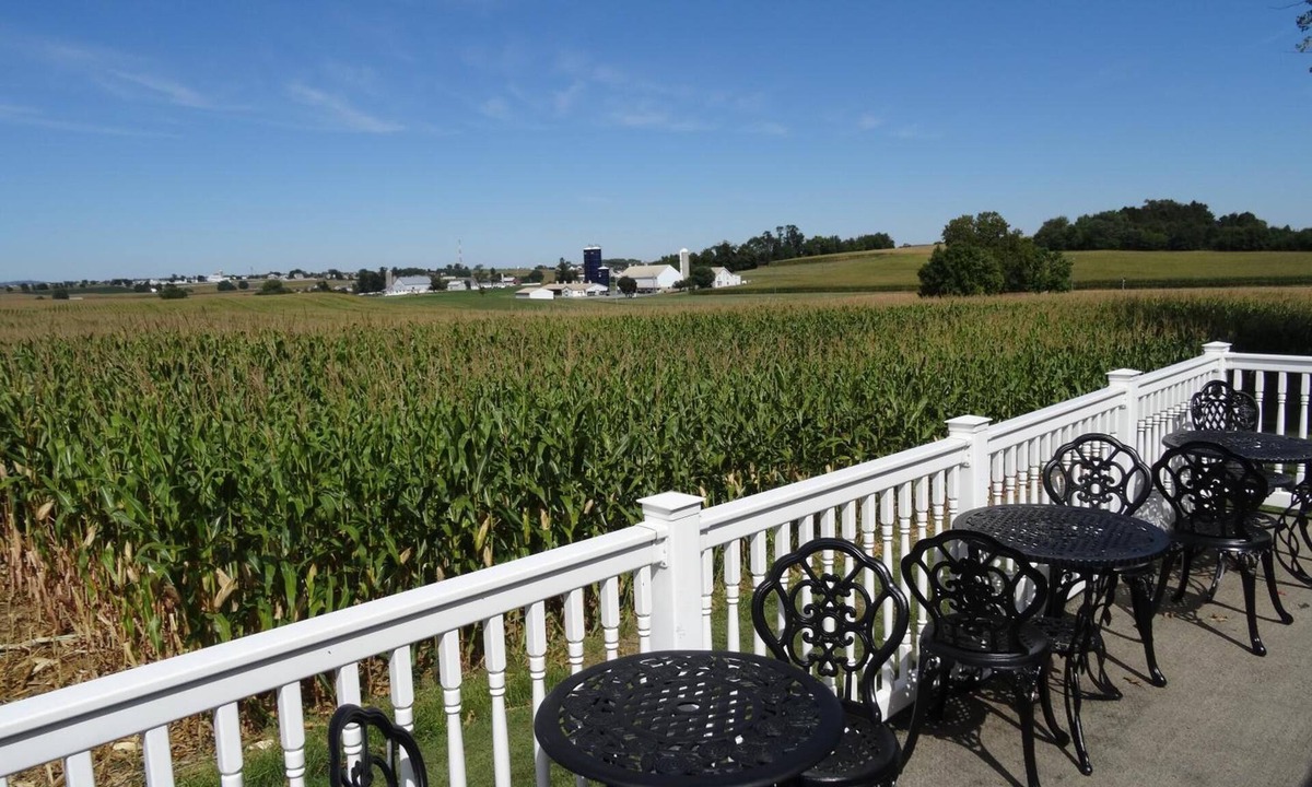 Bird In Hand Hotel | Amish Country Motel