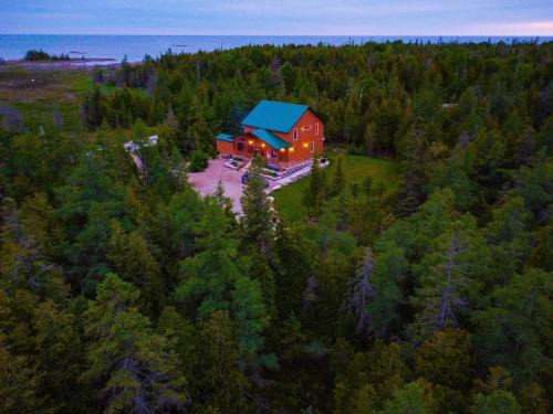 South Bruce Peninsula House | Amish LOG Cabin SAUNA AC Rustic