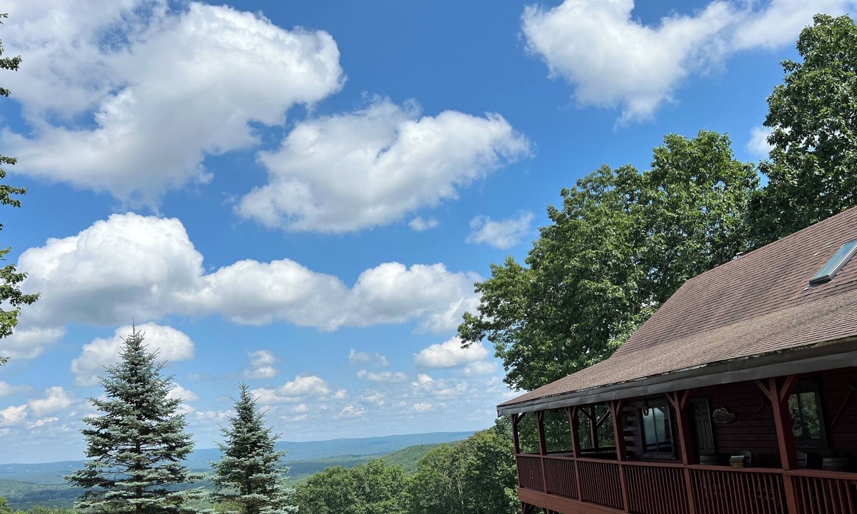 Ebervale House | Amish-Made Log Home- 50 Mile View, Hot Tub, Fire-pit, 4 Mi to Gorge!