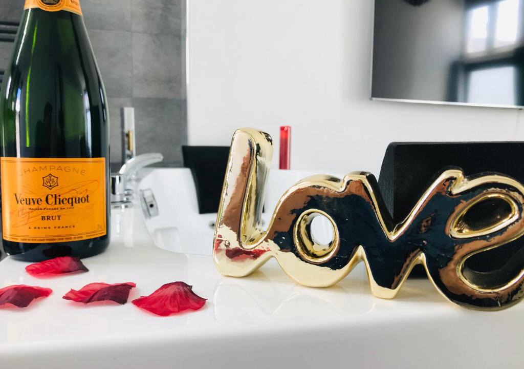 Les Sorinieres House | AMO'HOTE Suite élégance & Spa
