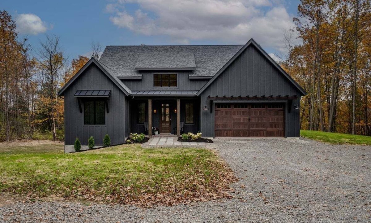 Valois House | Among the Oaks: Luxury 4 bed home, game room