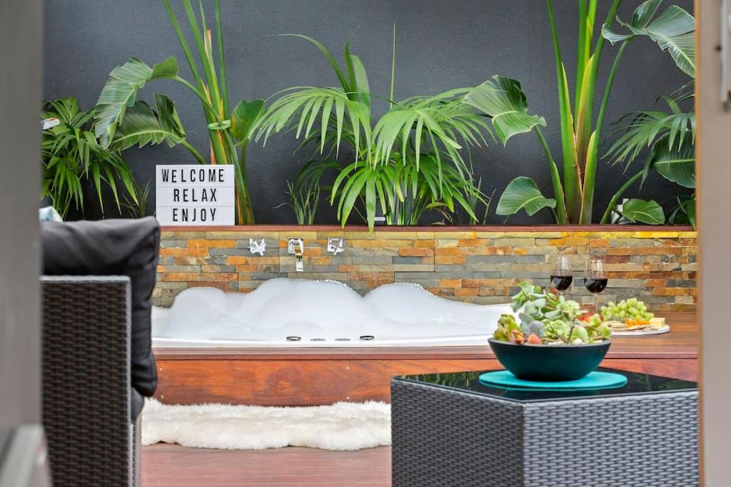 Frankston Villa | AMORE A Tranquil Retreat with Couples Spa