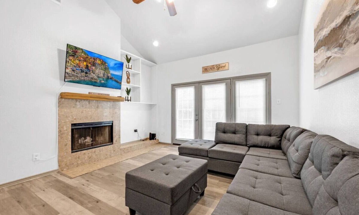 Dallas House | Ample 3 BR 2 Bath Home